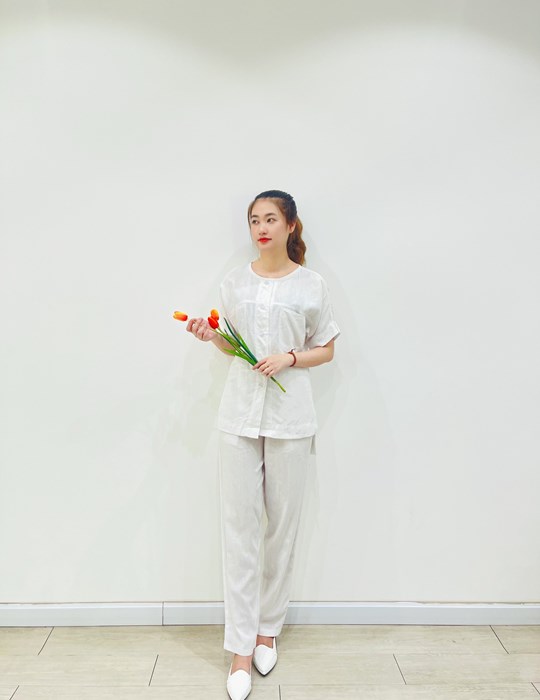Cổ tròn nút nhựa linen.