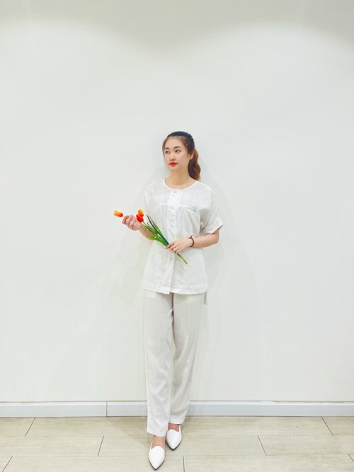 Cổ tròn nút nhựa linen.