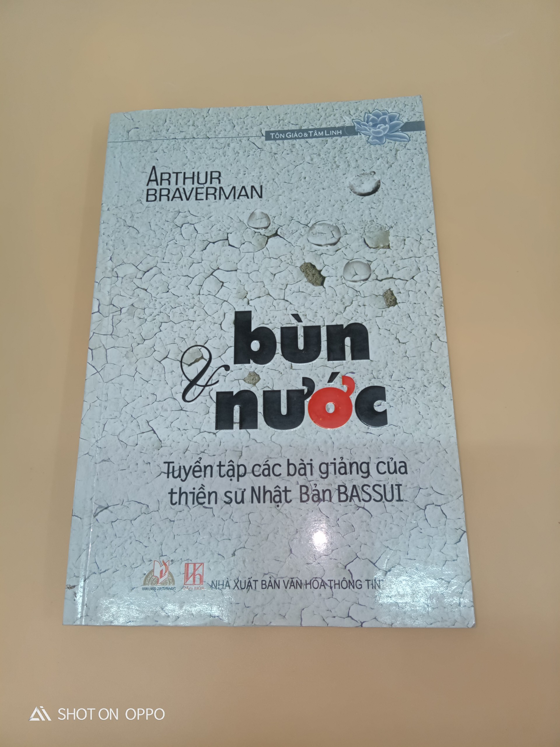 Bùn Và Nước