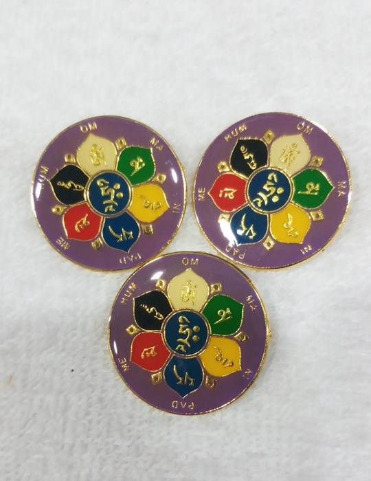 CÀI ÁO KIM LOẠI CHỦNG TỰ (TRÒN TÍM)