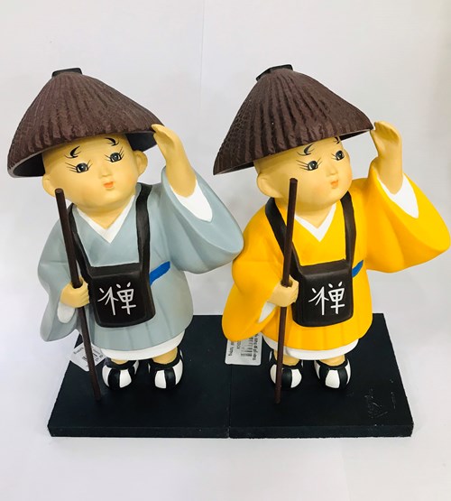Chú Tiểu Đứng Đế Gỗ Lớn