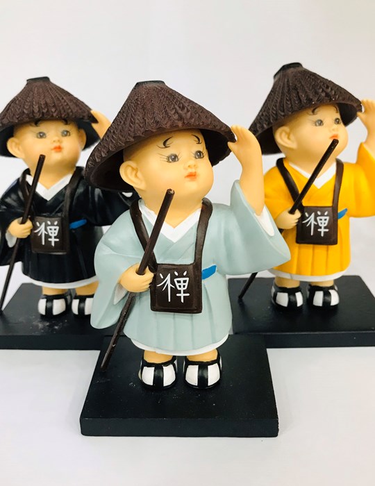 Chú Tiểu Đứng Đế Gỗ Nhỏ