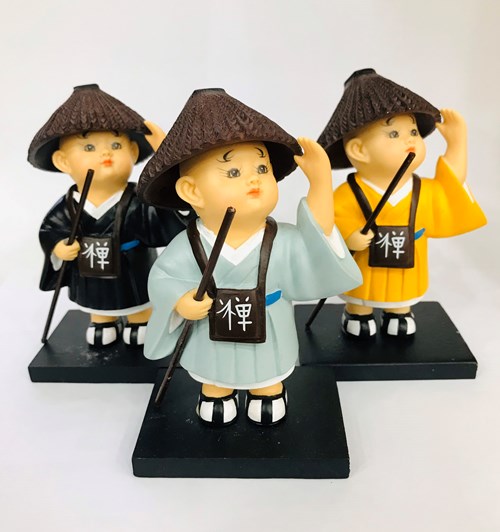 Chú Tiểu Đứng Đế Gỗ Nhỏ