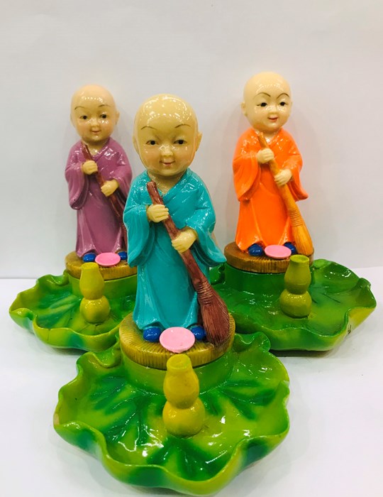 Chú Tiểu Đứng Lá Sen 