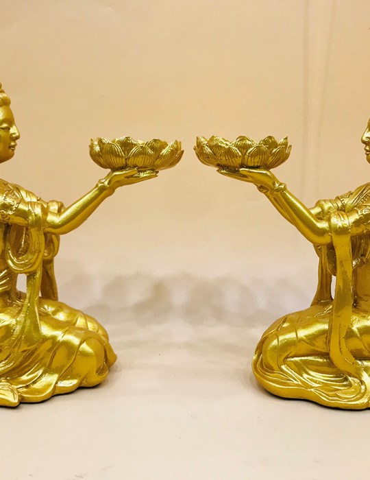 Nàng tiên dâng đèn vàng 