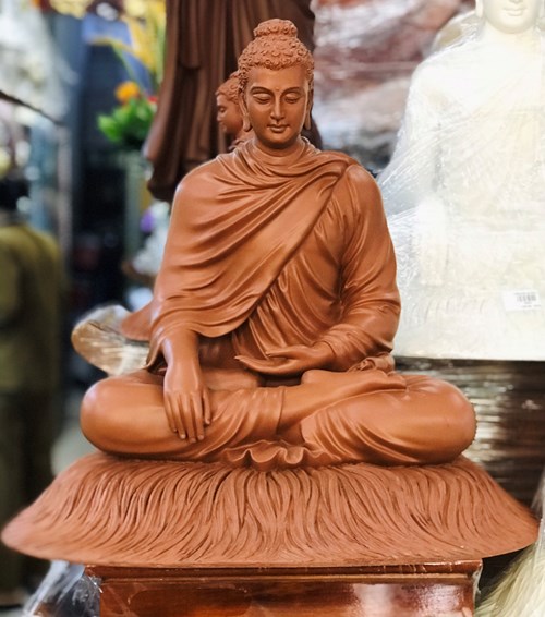 Bổn Sư Ngồi Đế Cỏ 60cm Màu đất áo kín