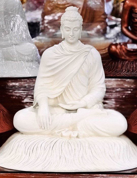 Bổn Sư Ngồi Đế Cỏ 75cm màu trắng áo kín