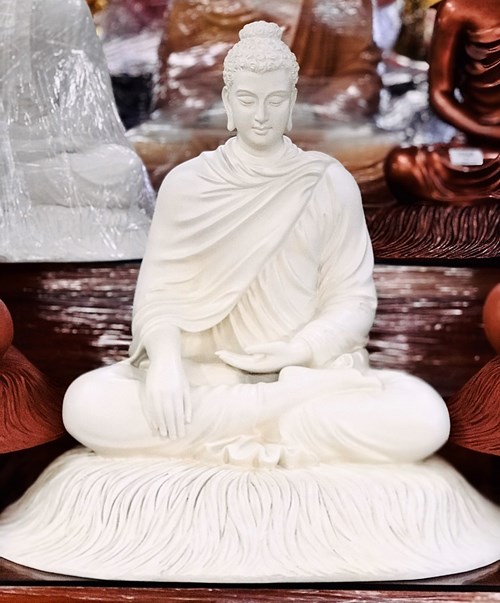 Bổn Sư Ngồi Đế Cỏ 75cm màu trắng áo kín