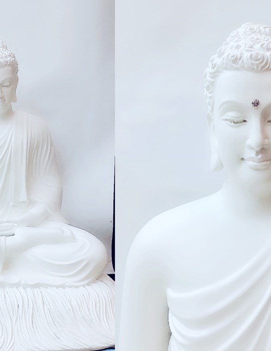 bổn sư ngồi đế cỏ 75cm màu trắng áo hở