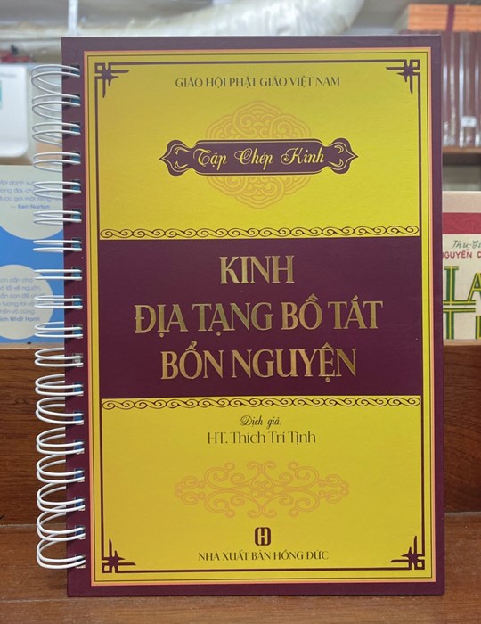 Vở chép kinh Địa Tạng chữ mờ